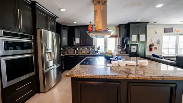 kitchen and eating area at Reign Residential Treatment Center in Southwest Ranches, FL